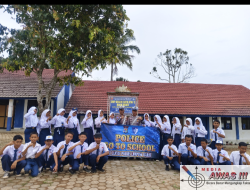 Police Go to School, Sat Lantas Polres Lampung Barat Edukasi Pelajar SMP Negeri Satu Atap 2 Balik Bukit.