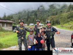 Personel Ops Damai Cartenz Tebar Keceriaan Bersama Anak-Anak di Distrik Bibida, Paniai*