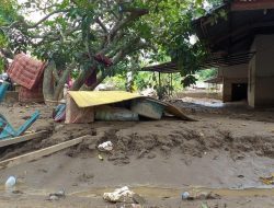 Kisah Pilu Nasruddin: 13 Hari Mengungsi Akibat Banjir di Pidie Jaya