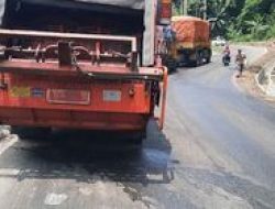 Warga Sarimukti Kesal Jalan Berlubang dan Bau Akibat Limbah Truk Sampah, Sering Jadi Tempat Kecelakaan