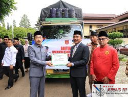 Bupati Parosil Mabsus Lepas Dua Truk Bantuan Pemkab Lampung Barat ke Sumatera Barat