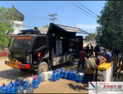 Polri Salurkan Air Bersih dan Bagikan Masker untuk Warga Terdampak Banjir di Nagan Raya*