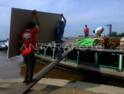 Setiap Pagi, Warga Aik Anyut Angkut Barang ke Tempat Tinggi untuk Hindari Banjir Rob