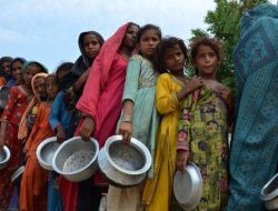 Menteri Zulkifli Hasan Dikritik Saat Berjabat dengan Korban Banjir, Video Panggul Beras Viral