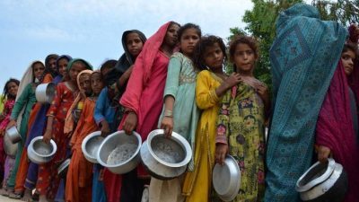 Menteri Zulkifli Hasan Dikritik Saat Berjabat dengan Korban Banjir, Video Panggul Beras Viral