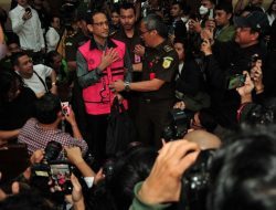 Nadiem Makarim Baca Eksepsi di Persidangan Korupsi, Tokoh dan Driver Ojol Beri Dukungan