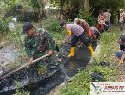 Ciptakan Lingkungan Bersih, Babinsa Kota Laksanakan Kerja Bakti Bersama Masyarakat Desa Jalmak