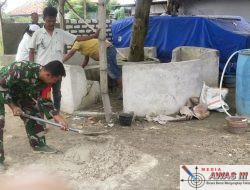 Babinsa Tlanakan Laksanakan Kegiatan Gotong Royong Pembagunan Poskamling