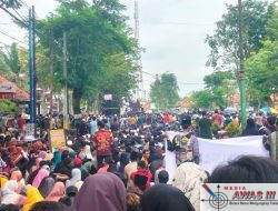 Ribuan Massa Buruh Pabrik Rokok Bersatu Kepung Kantor Bupati Pamekasan Menuntut Bupati