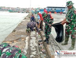 Peringati HPSN, Anggota Koramil 0826-02 Tlanakan Kerja Bakti