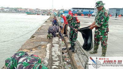 Peringati HPSN, Anggota Koramil 0826-02 Tlanakan Kerja Bakti