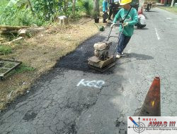 Dinas PUPR Tulungagung Lakukan Kegiatan Pemeliharaan Rutin Jalan Ruas Kedungsoko-Gesikan