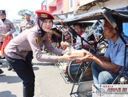 Jumat Berkah, Polwan Polres Lampung Utara Berbagi dengan Masyarakat
