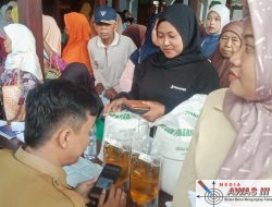 Pemdes Pelem Campurdarat Salurkan Bantuan Pangan Kepada Masyarakat