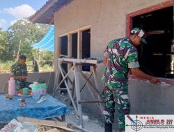 Babinsa Larangan Laksanakan Kegiatan Gotong Royong Bantu Pembangunan RTLH