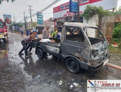 Respon Cepat Personel Pamapta dan Satlantas Polres Lampung Utara Bantu Padamkan Mobil Terbakar di Kotabumi