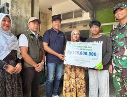 Bupati Subandi Serahkan Santunan Rp136 Juta ke Ahli Waris UMKM Sidoarjo via Program Kurda