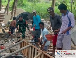 Babinsa Batumarmar Bantu Warga Bangun Jembatan Beton