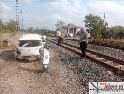 Polres Lampung Utara Olah TKP Kecelakaan Mobil Tertabrak Kereta Api di Sungkai Utara