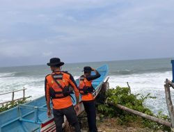 Pantai Selatan Jogja Diguncang Gelombang Tinggi