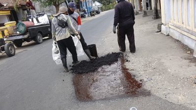 UPT PJJ Campurdarat Lakukan Pemeliharaan Rutin Ruas Jalan Campurdarat Wates