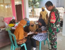 Puluhan Balita Tentenan Barat Ditimbang, Babinsa Turun Kawal Posyandu