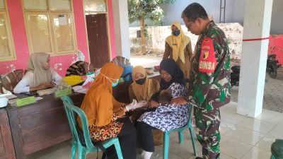 Puluhan Balita Tentenan Barat Ditimbang, Babinsa Turun Kawal Posyandu