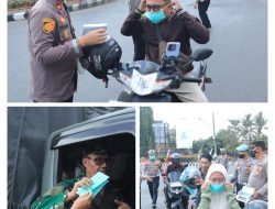 Dampak Erupsi Gunung Anak Krakatau, Polres Lampung Utara Bagikan Masker kepada Warga